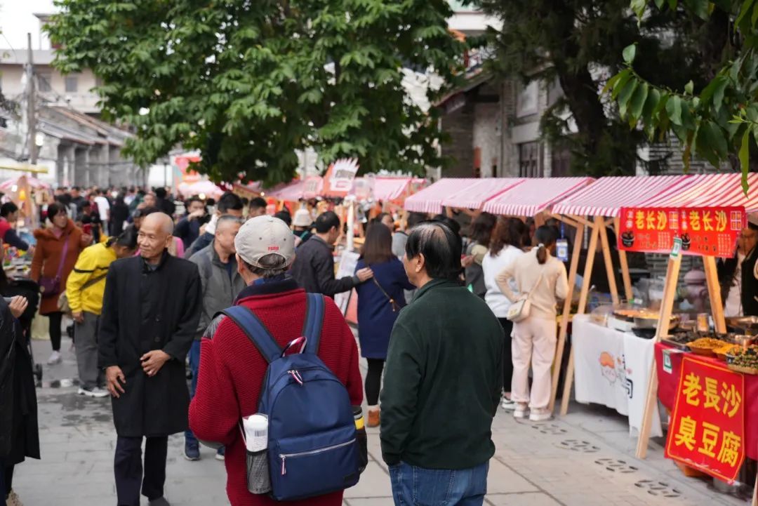 狮友好物琳琅满目，十里官窑潮玩街人气十足。