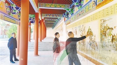 鲁山县世界刘氏文化研究会工作人员在观看中华刘姓始祖苑内的壁画