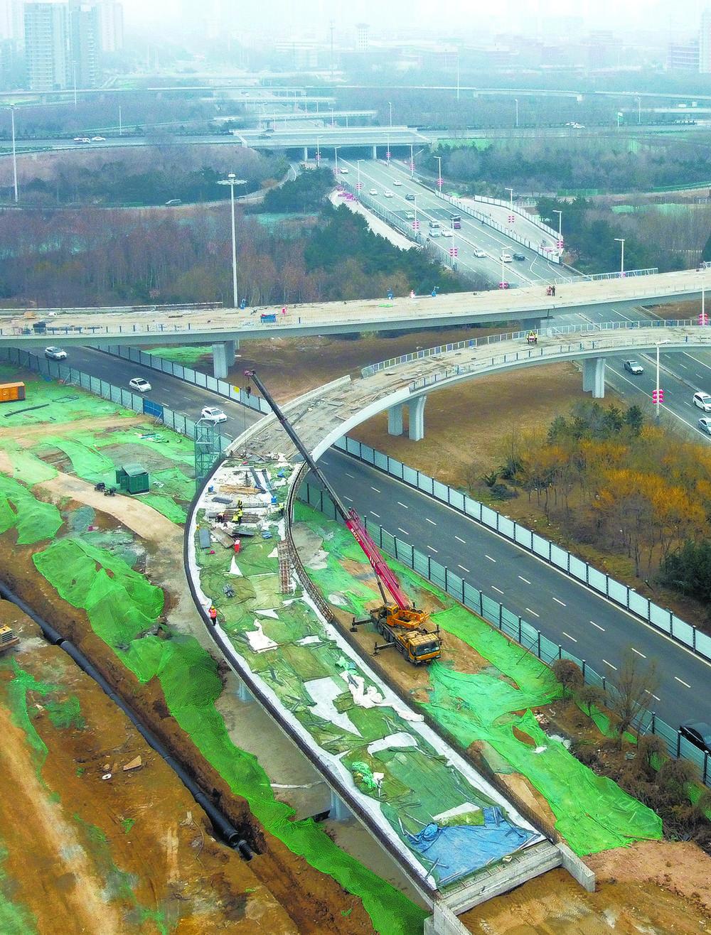 复兴大街裕华路互通段辅路桥、调转车道建设施工有序进行。