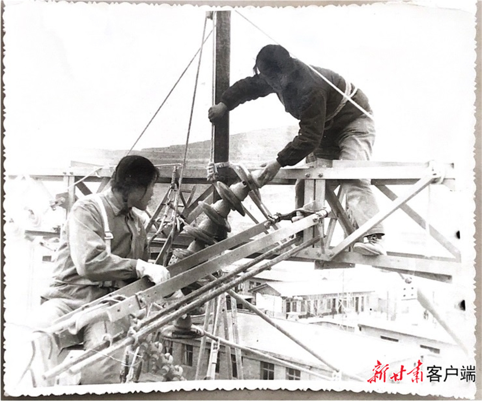 20世纪70年代，天水“三八”女子带电作业班成员在进行高空作业。