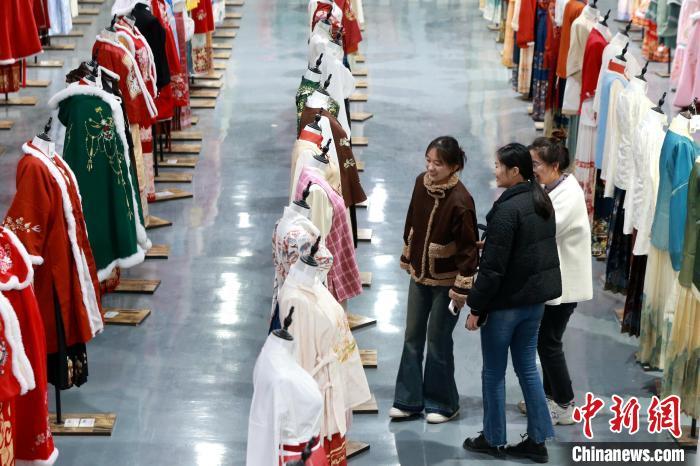 在山东曹县有爱汉服云仓基地内，顾客正在挑选汉服。记者 梁犇 摄