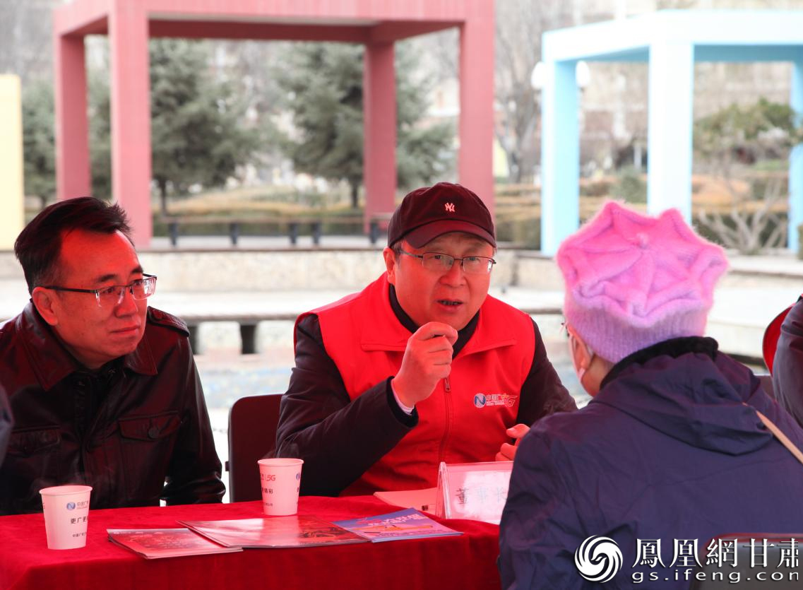 中国广电甘肃公司党委书记、董事长郭智强（左二）现场接受用户咨询　中国广电甘肃公司党委宣传部供图