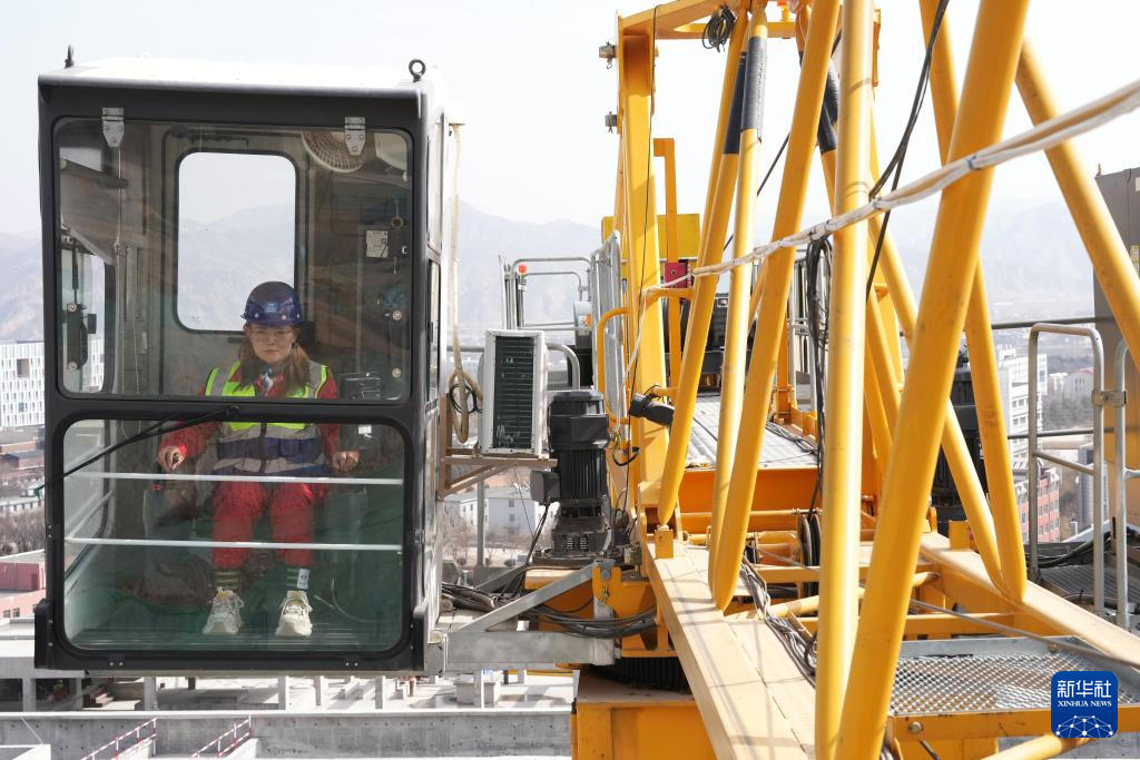 3月6日，在中建三局兰州大学榆中校区项目建设工地，王甜甜在塔吊驾驶室内作业。