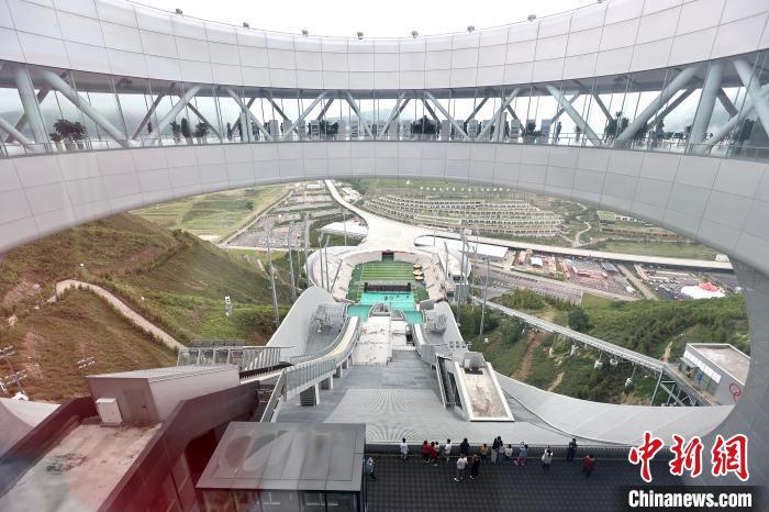 图为2023年7月22日，河北张家口，游客在国家跳台滑雪中心“雪如意”顶层观景平台游览。记者 易海菲 摄