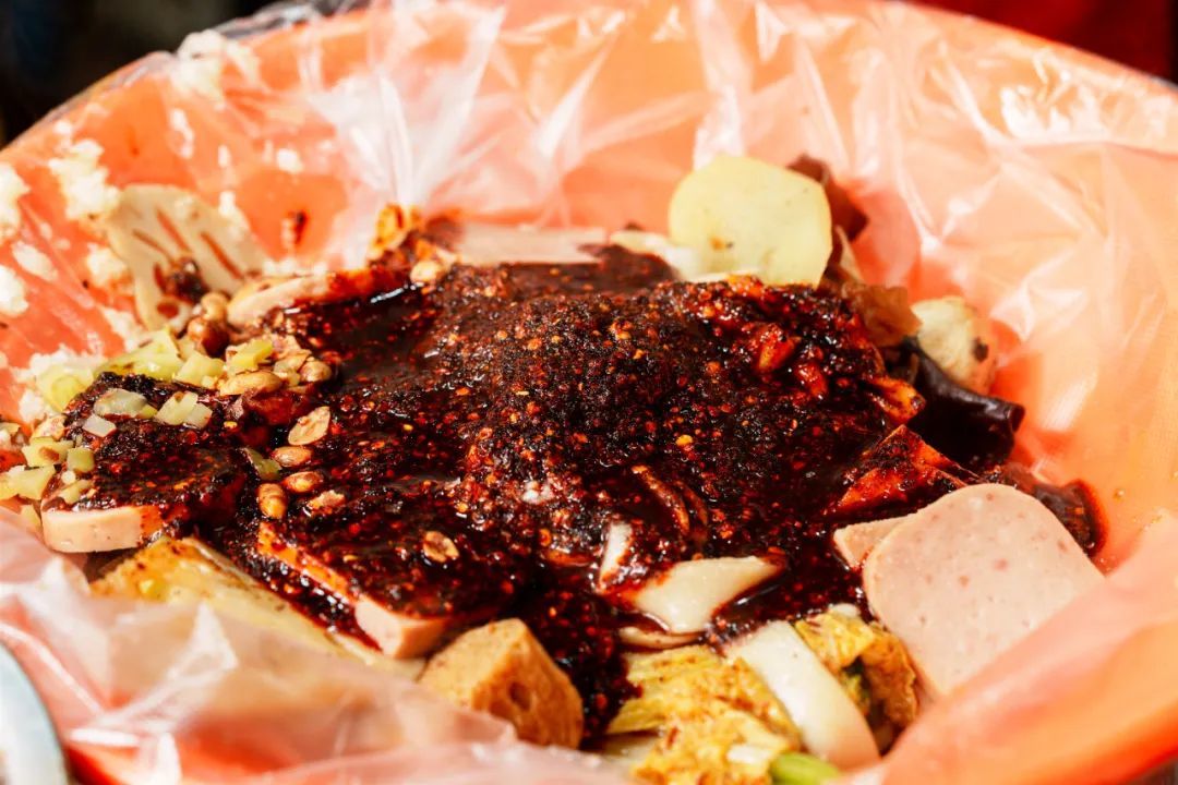 △一份尚未搅拌的甘肃麻辣烫　摄影/杨文杰