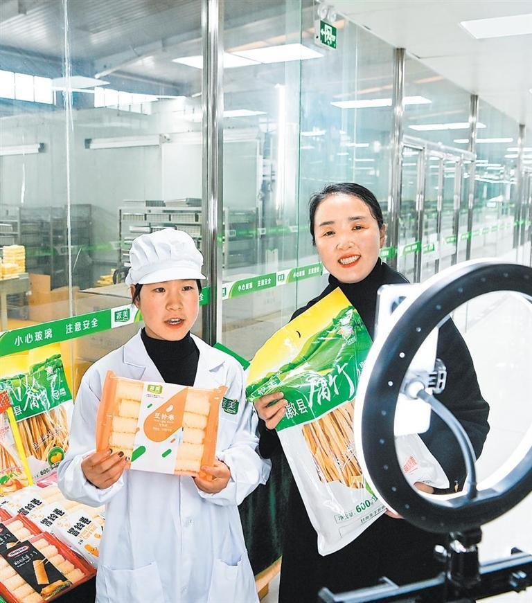 梁倩娟在推介豆制品　新甘肃&middot;甘肃日报记者　丁凯