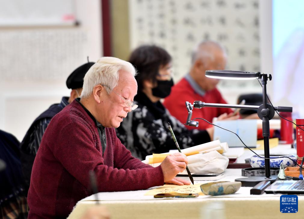 2月28日，老年人在香河县大爱书院养老中心活动室练习书法。目前，该中心有600余名老人入住，其中约90%的老人来自北京。