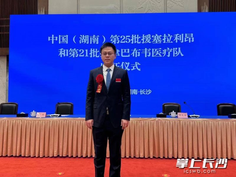 救人的医生张月明即将去津巴布韦执行援外医疗任务。受访者供图