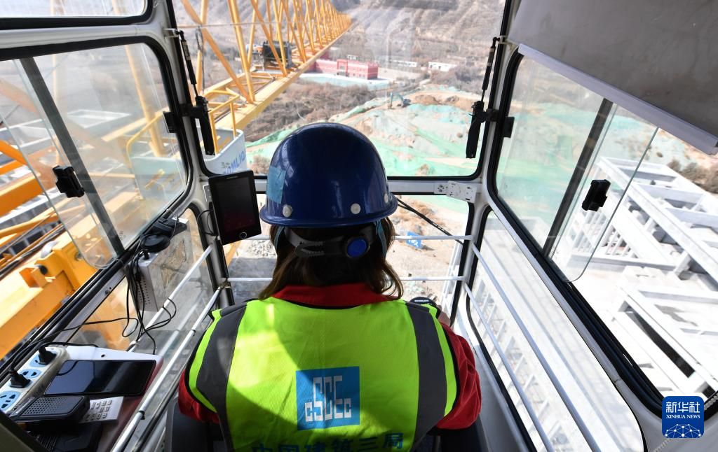 3月6日，在中建三局兰州大学榆中校区项目建设工地，王甜甜在塔吊驾驶室内作业。