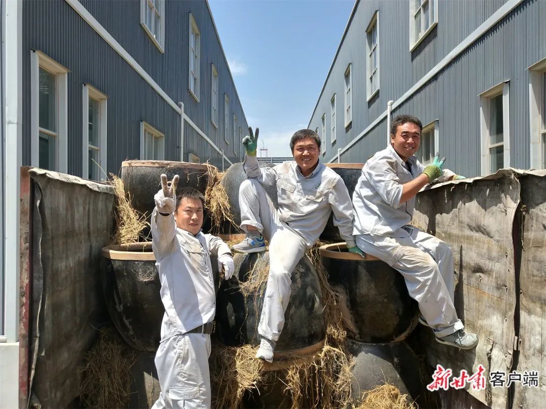 王兵（中）和同事们忙中偷闲留影纪念