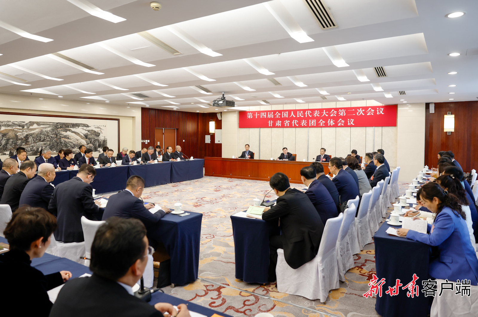 3月3日，十四届全国人大二次会议甘肃代表团在驻地召开会议。全国人大代表、省委书记、省人大常委会主任胡昌升主持会议。新甘肃&middot;甘肃日报记者　孟捷