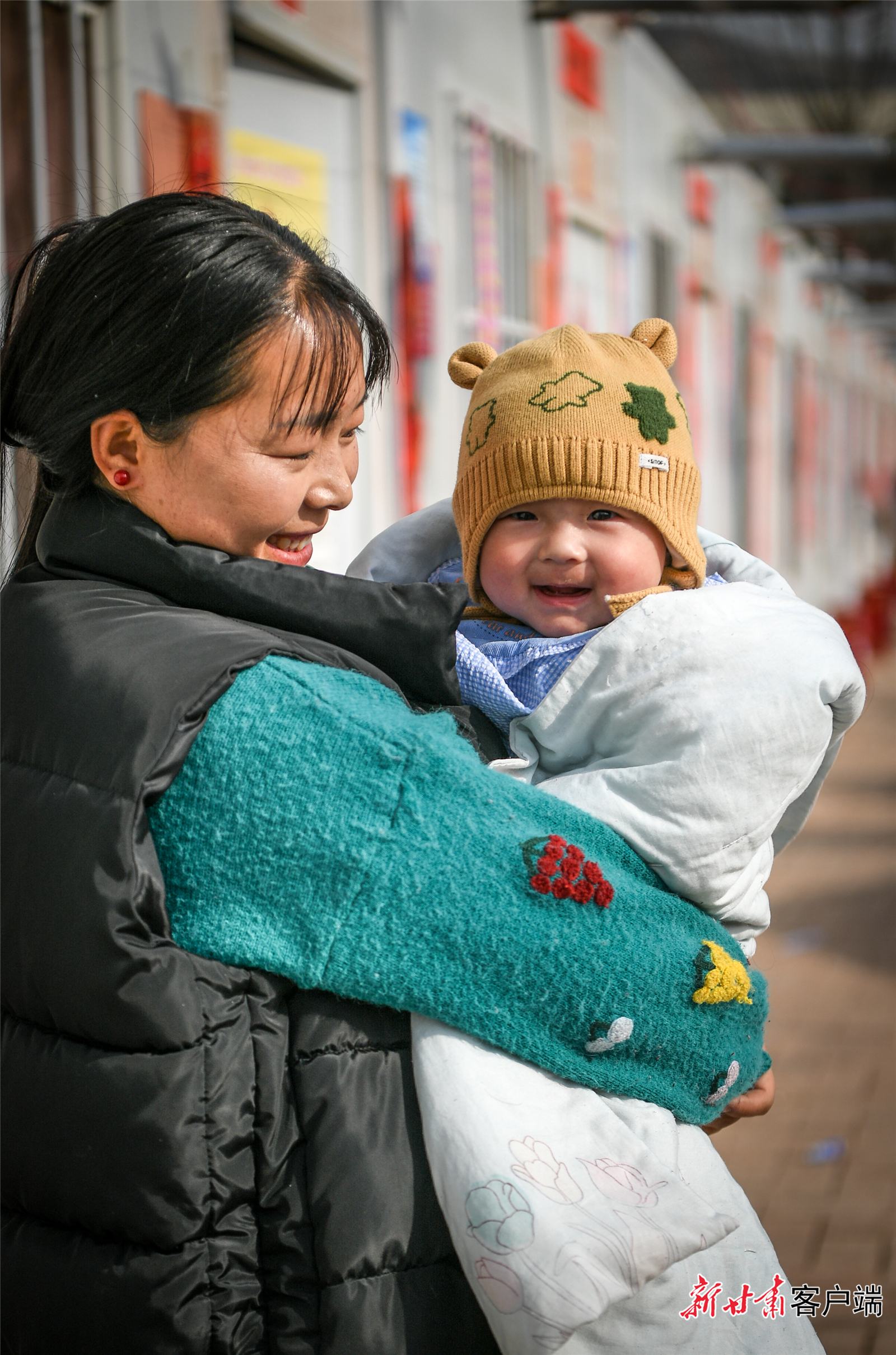 刘集乡团结村安置点暖阳下的一对母子 新甘肃·甘肃日报记者 郁婕 摄