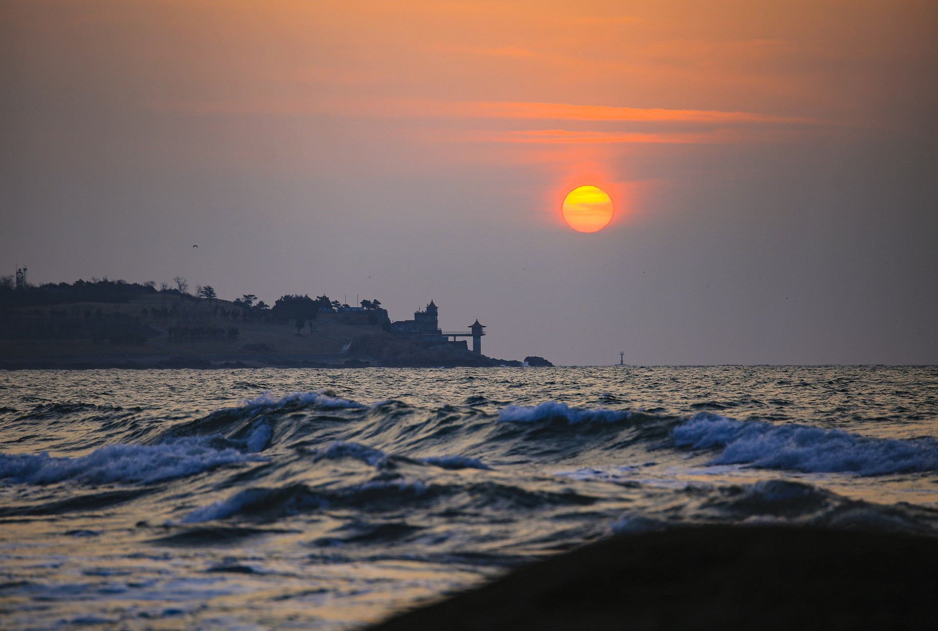 日出东方，洒满金光，来青岛赴一场美妙的日出之旅