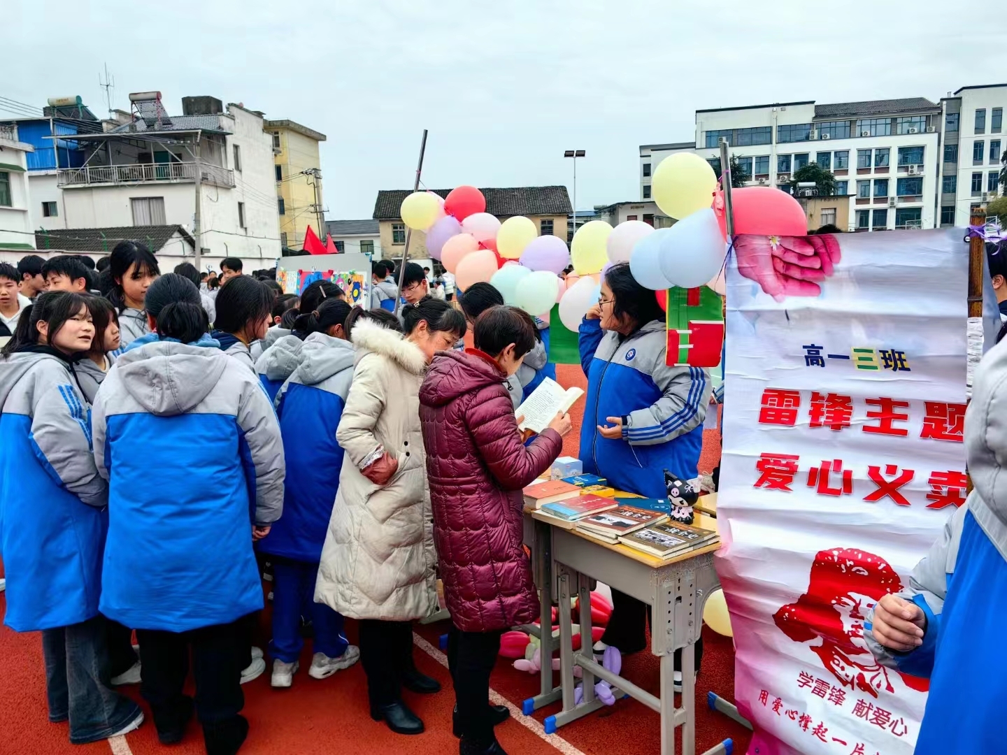 安徽休宁海阳中学开展第四届“爱心义卖”活动凤凰网安徽_凤凰网