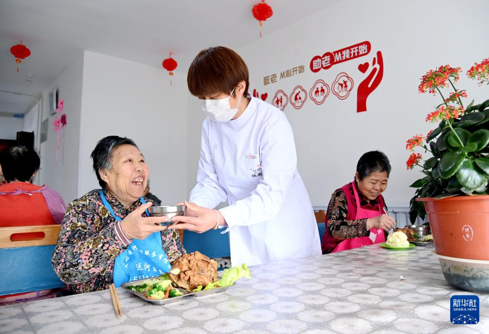 2月29日，在香河县安平镇运河新村医养中心，工作人员为老人送上午餐。