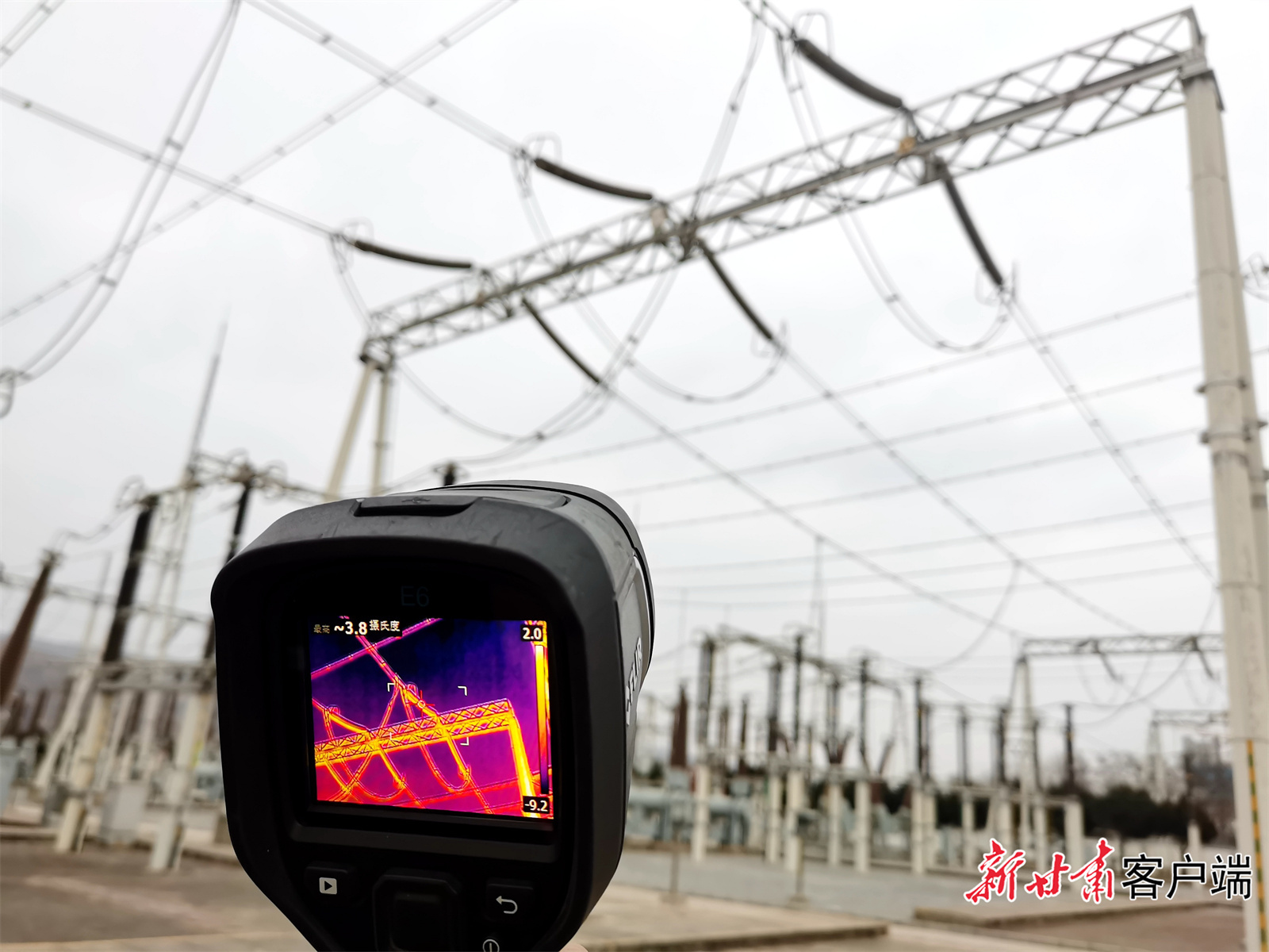 如今检测瓷瓶温度的红外测温仪　新甘肃&middot;甘肃日报记者　王占东　摄