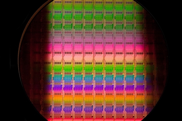 孬生理国半导体芯片重镇遭重挫：没心盈蚀57亿孬生理元！Intel有三座厂