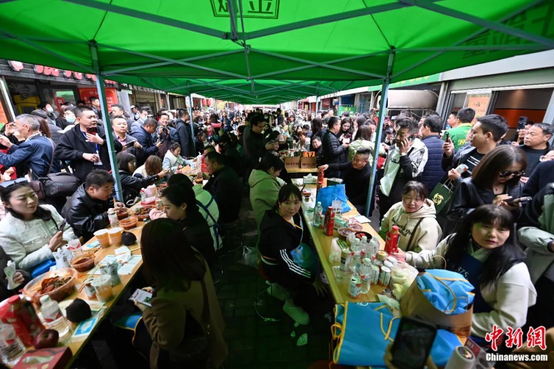 3月14日,甘肃天水,游客品尝麻辣烫。近日,甘肃天水麻辣烫在网络平台火爆,吸引全国各地众多游客前来品尝。九美旦增 摄