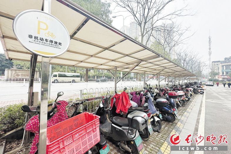 中交中央公园小区,电动自行车统一停放于小区外。长沙晚报全媒体记者 刘琦 摄