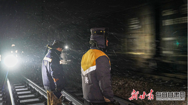风雪中坚守岗位的伍健涛和同事（图片由武威工务段李童辉提供）
