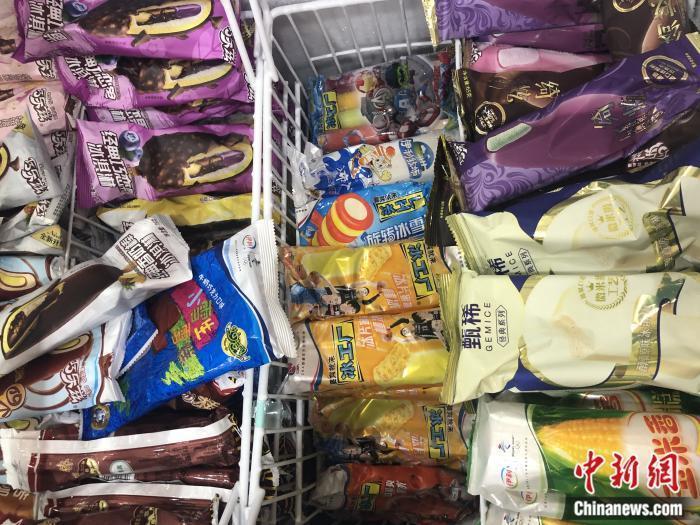 资料图：冷柜里的雪糕。 中新网 左宇坤 摄