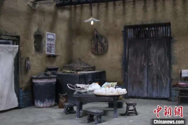 图为王伟制作的老式民居微缩景观模型一角。徐鹏璐 摄