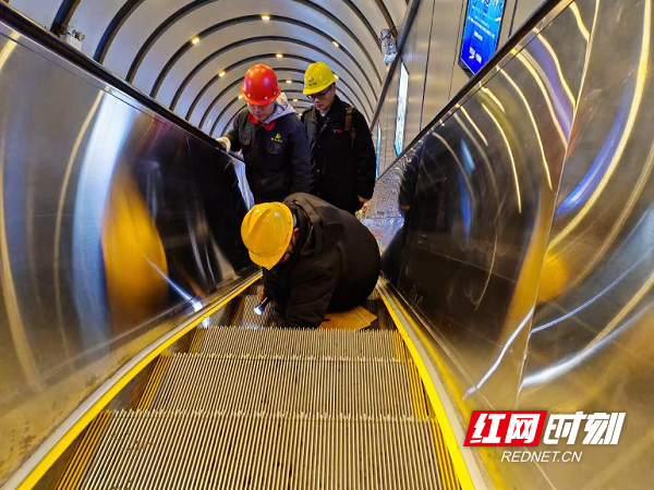 湖南省特检院机电部、张家界分院检验员对张家界天门山景区扶梯进行检验。.png