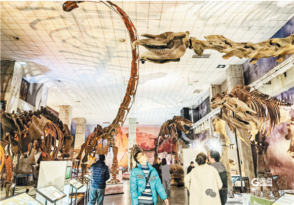 游客参观山东大学青岛校区博物馆