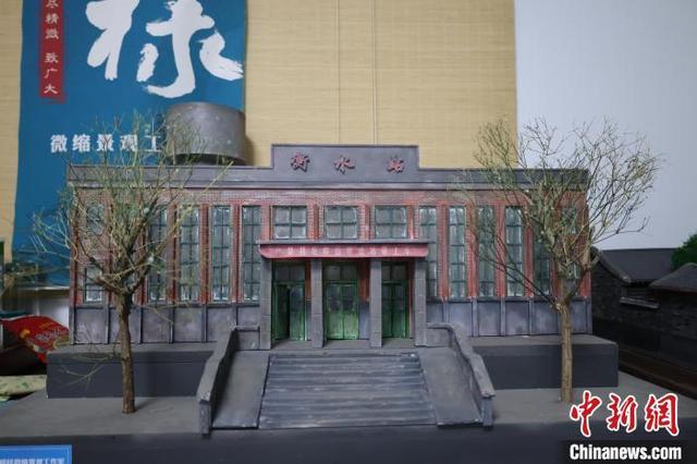 图为王伟制作的老火车站微缩景观模型一角。徐鹏璐 摄
