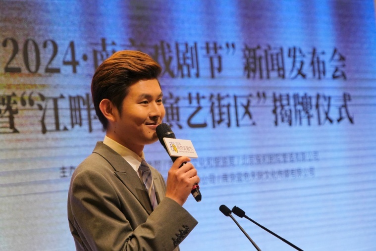 访谈主持人戴立