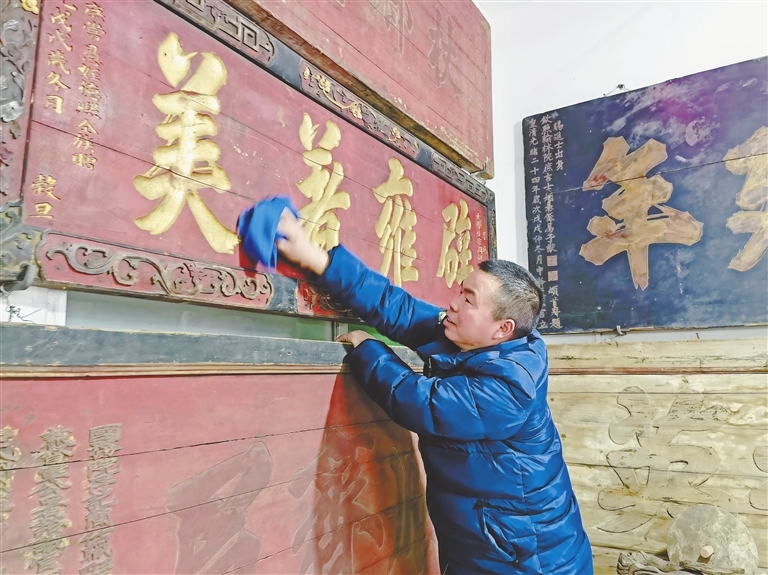 新余农民罗志鸿四处举债奔走十七年收集380块匾额开免费博物馆