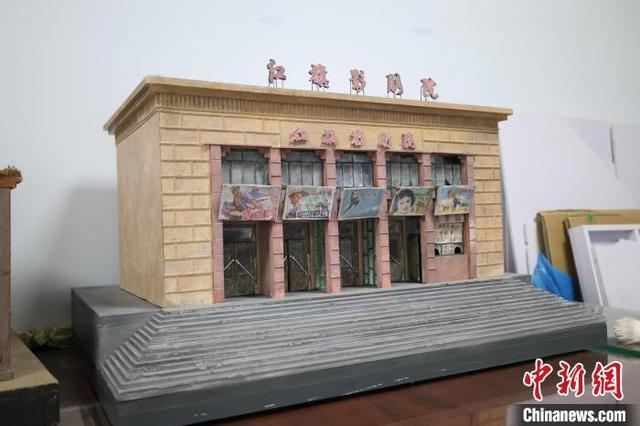 图为王伟制作的红旗影剧院微缩景观模型。徐鹏璐 摄
