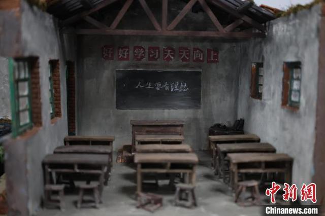 图为王伟制作的老教室微缩景观模型一角。徐鹏璐 摄