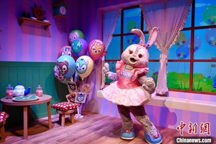 香港迪士尼举行duffy与好友同萌游粉丝投入梦幻庆祝派对