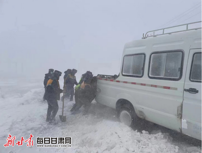 芨岭线路车间的职工在赶往作业点的路上车被大雪困住
