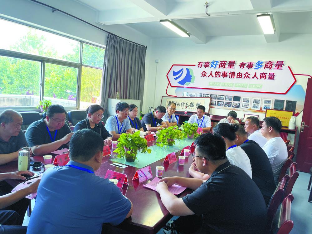 区政协召开发展壮大村集体经济专题议政性协商座谈会。