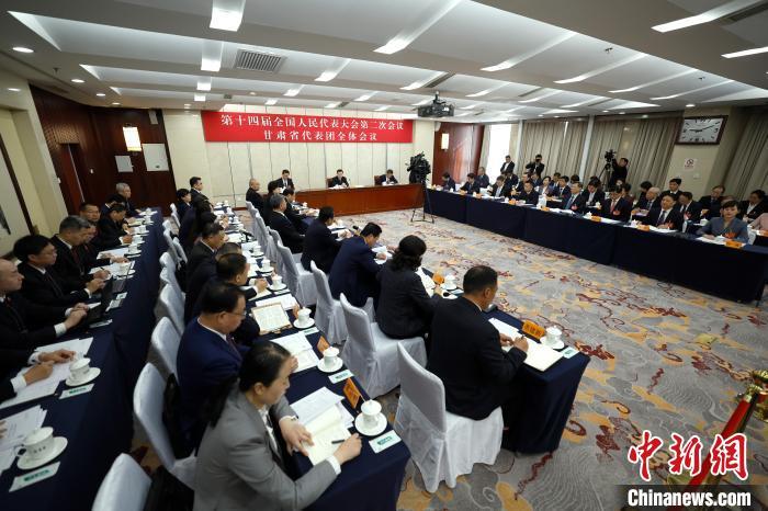 3月10日，出席十四届全国人大二次会议的甘肃代表团举行开放团组会议。记者　富田　摄