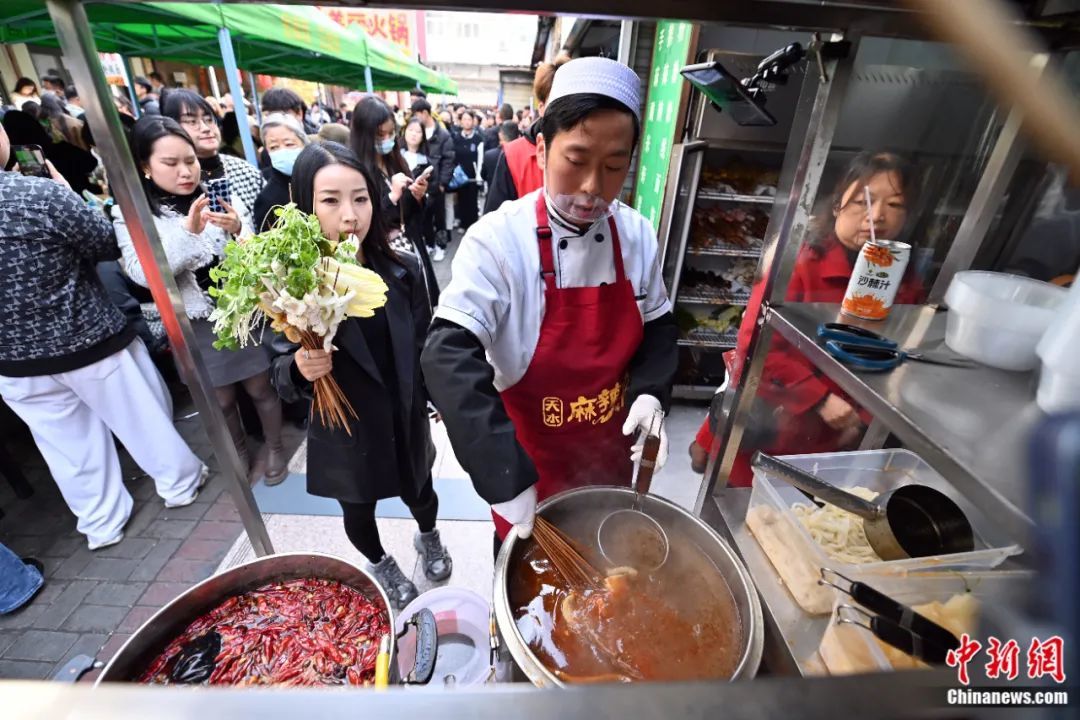 3月14日,甘肃天水,商家正在制作麻辣烫。九美旦增 摄