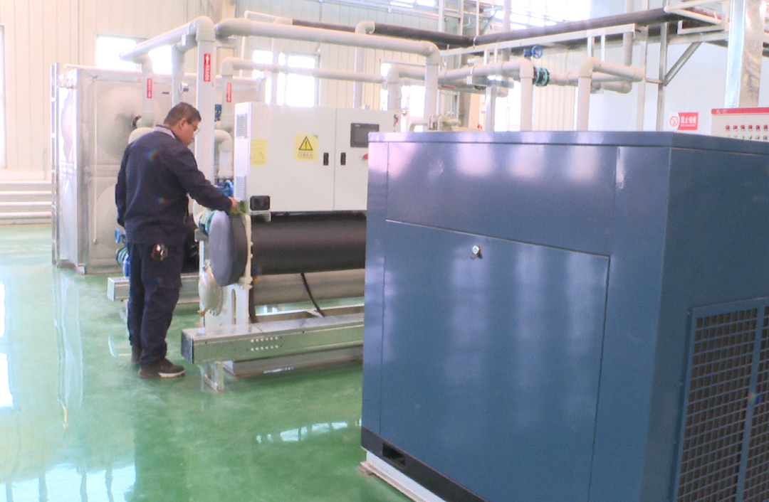 △甘肃洁源翎碳科技有限公司员工正在清理设备，为复工做准备。