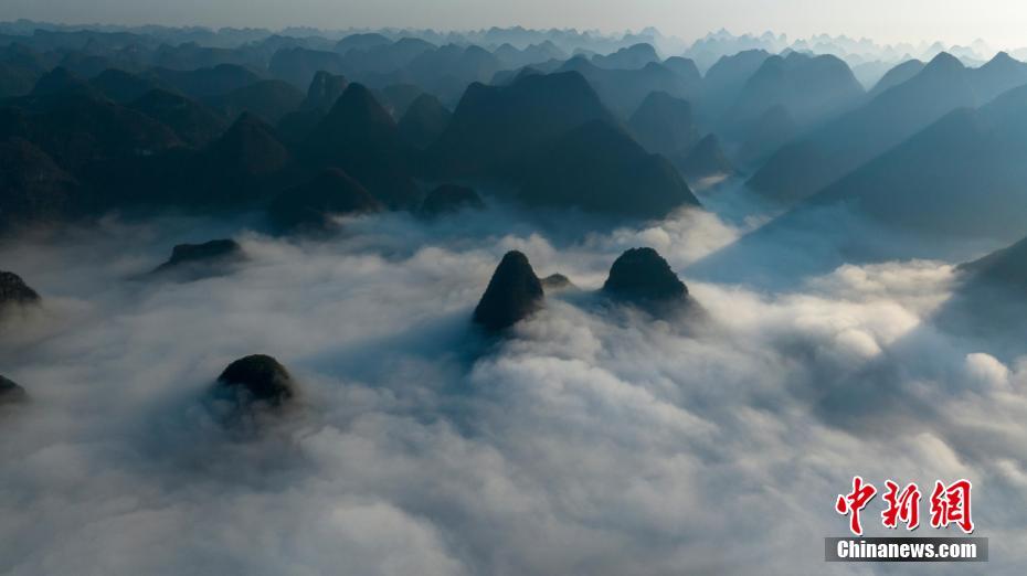 广西环江：喀斯特峰丛云海如仙境