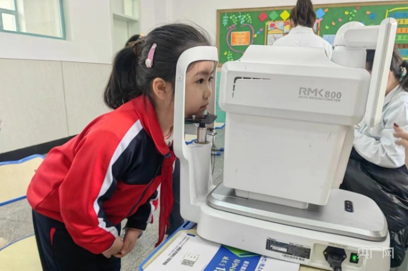 做检查的小学生