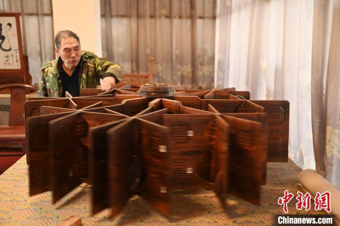 甘肃天水木雕老艺人：56载木艺生涯立体展现伏羲卦象