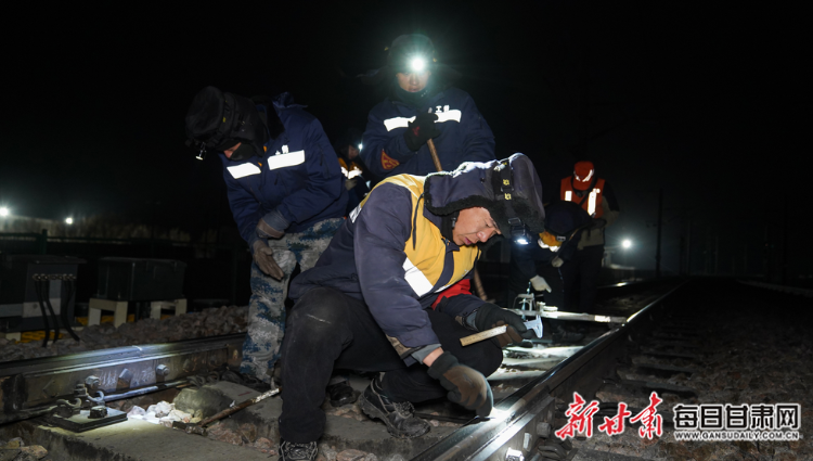 伍健涛在检修线路