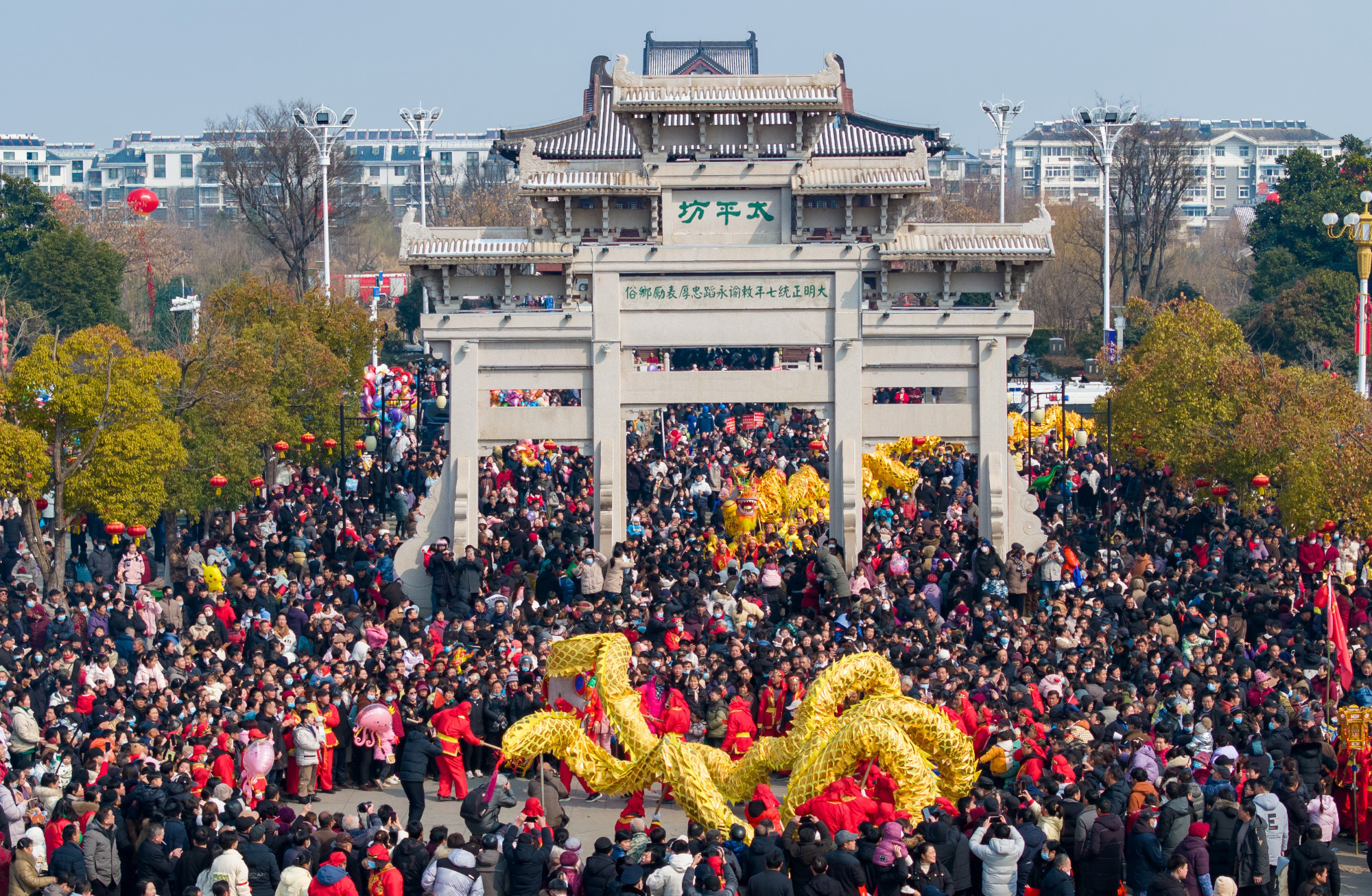 2024年2月25日，安徽滁州，人们在全椒县太平文化广场观看舞龙表演（无人机照片）。新华社 图