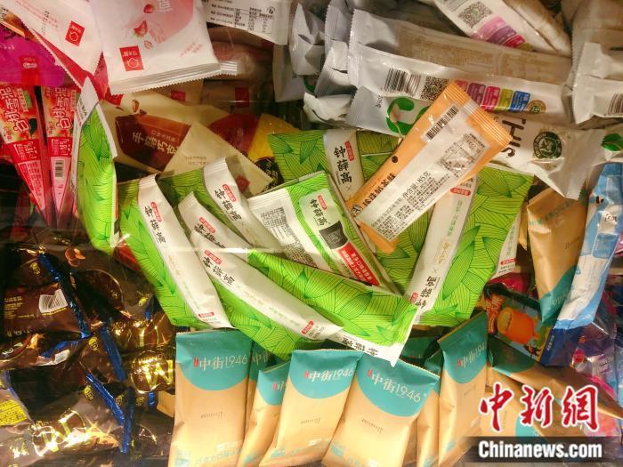 便利店冷柜里的钟薛高和其他网红雪糕们。 中新网 左宇坤 摄