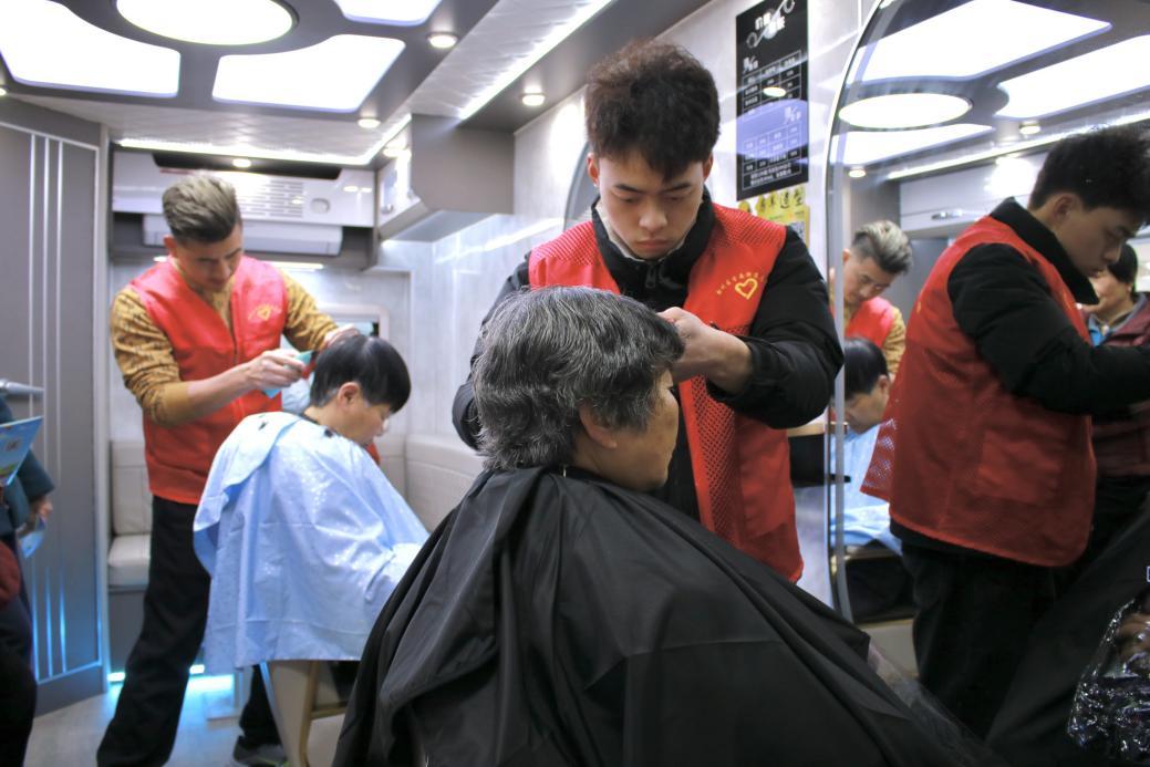 鄞州文华社区新潮房车为垃圾分类督导员公益理发