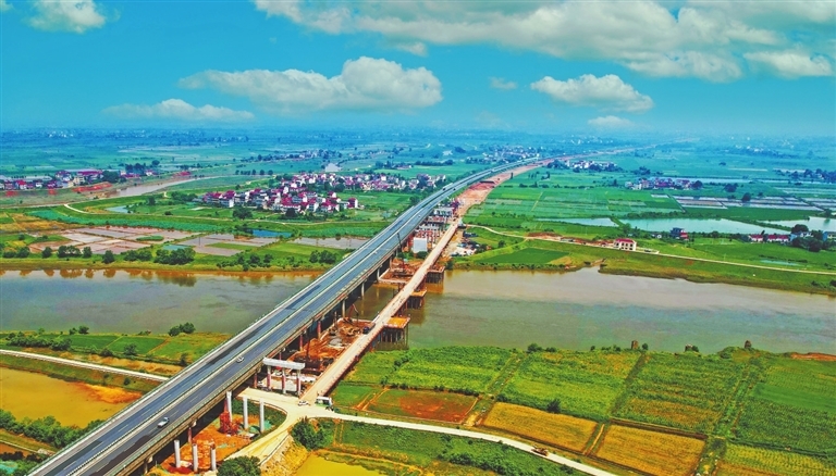 环境优美的樟吉高速改扩建项目施工现场。 江西日报全媒体记者 陈 璋摄