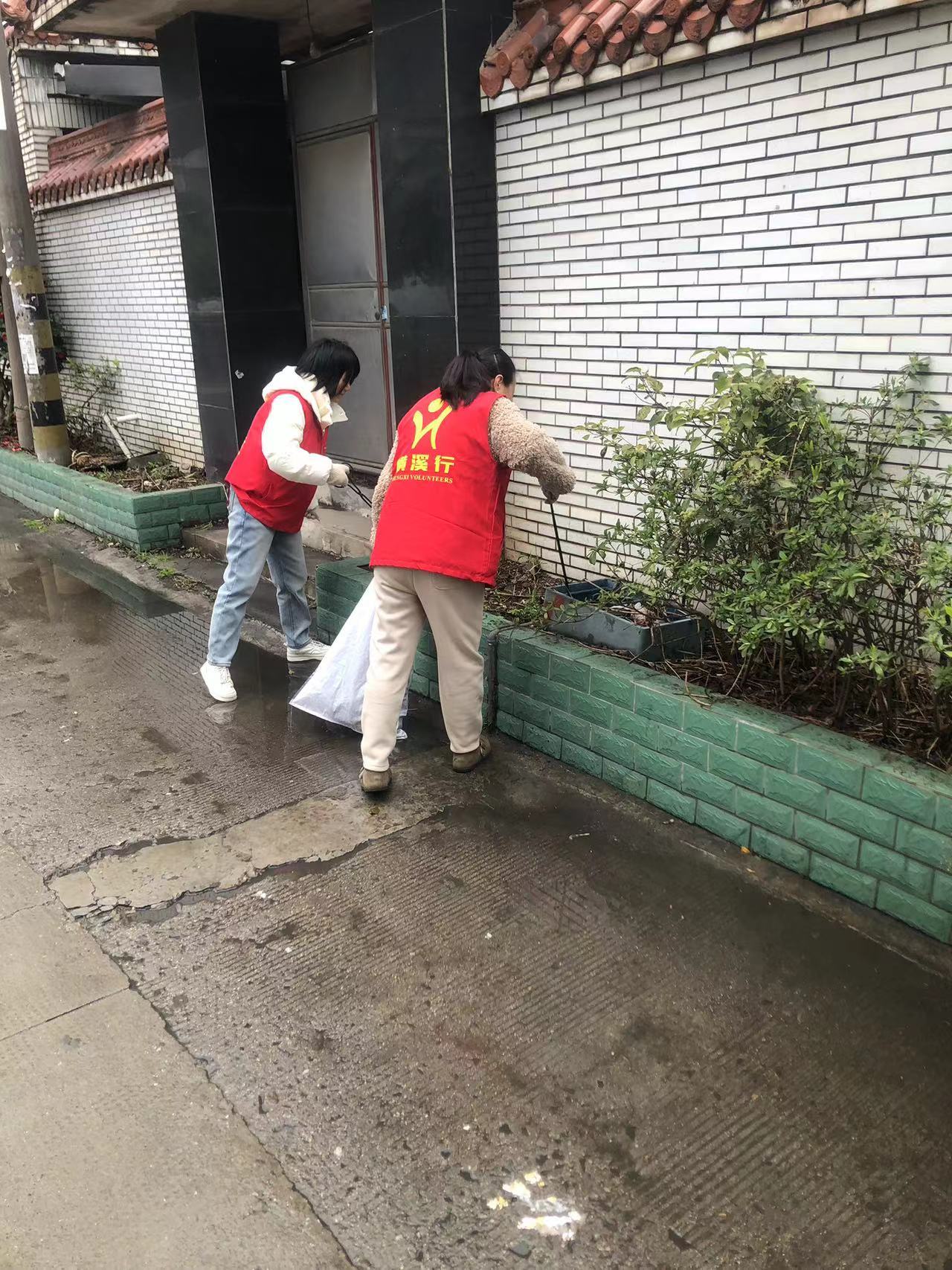赓续雷锋精神鄞州横溪镇志愿者清洁家园勇争先
