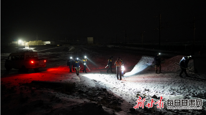 凌晨三点，柳常财带领车间职工准备检修线路。