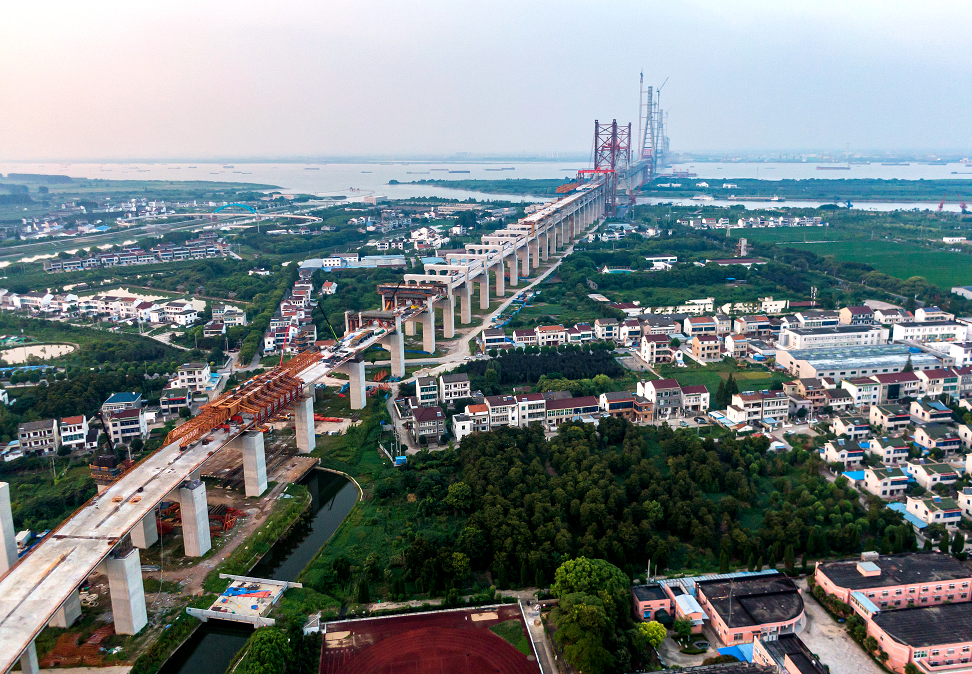 正在建设中的常泰长江大桥